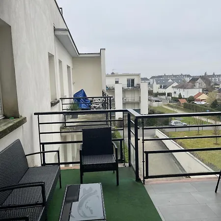 Cozyhome With Balcony In Apartment